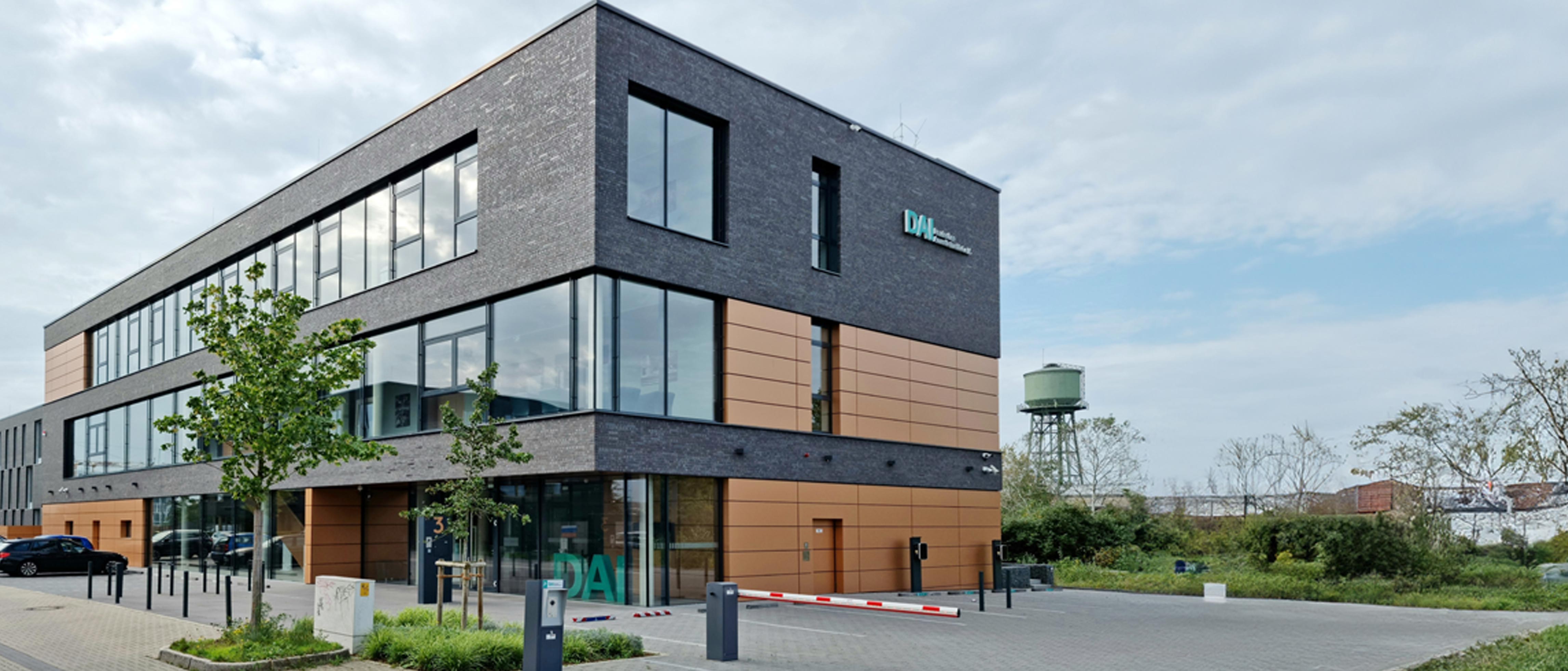 Außenansicht des modernen  Hauptsitz des Deutschen Anwaltsinstituts in Bochum – moderner Lern- und Veranstaltungsort für Rechtsanwältinnen, Notare und Referendarinnen